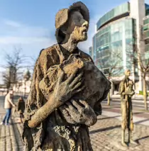 FAMINE MEMORIAL AT CUSTOM HOUSE QUAY IN DUBLIN [PHOTOGRAPHED JANUARY 2019]-147579-1