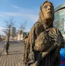 FAMINE MEMORIAL AT CUSTOM HOUSE QUAY IN DUBLIN [PHOTOGRAPHED JANUARY 2019]-147580-1