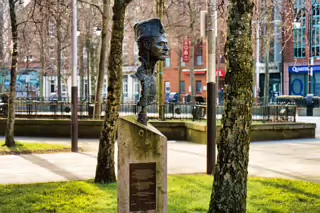 NO PASARAN AT WRITERS SQUARE IN BELFAST [SPANISH CIVIL WAR MEMORIAL BY ANTO BRENNAN]-232862-1