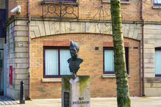 NO PASARAN AT WRITERS SQUARE IN BELFAST [SPANISH CIVIL WAR MEMORIAL BY ANTO BRENNAN]-232864-1