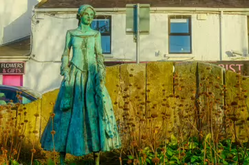 ANNE DEVLIN SCULPTURE [RATHFARNHAM VILLAGE DECEMBER 2024]-245505-1