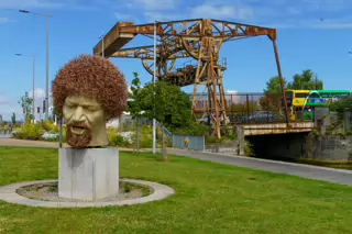 LUKE KELLY STATUE AND THE SHERIFF STREET LIFTING BRIDGE [GUILD STREET JULY 2024]-236463-1