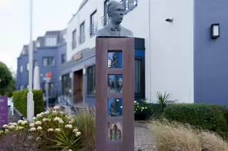 ORPEN SCULPTURE AT THE TALBOT HOTEL IN STILLORGAN [PHOTOGRAPHED 20 AUGUST 2024]-239079-1