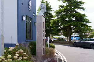 ORPEN SCULPTURE AT THE TALBOT HOTEL IN STILLORGAN [PHOTOGRAPHED 20 AUGUST 2024]-239081-1