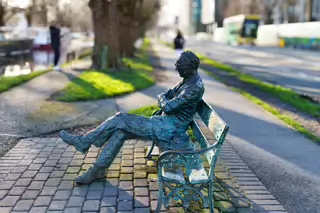 PATRICK KAVANAGH SCULPTURE [PRESENTED TO CITY AND PEOPLE OF DUBLIN BY ZENEZA]-228026-1