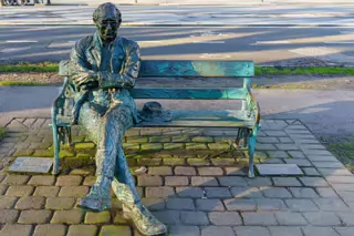 PATRICK KAVANAGH SCULPTURE [PRESENTED TO CITY AND PEOPLE OF DUBLIN BY ZENEZA]-228029-1