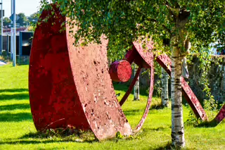 THIS RED METAL YOKE AT YORK ROAD IN THE DOCKLANDS [NEEDS A PAINT JOB]-240597-1