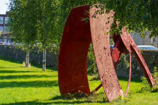 THIS RED METAL YOKE AT YORK ROAD IN THE DOCKLANDS [NEEDS A PAINT JOB]-240598-1