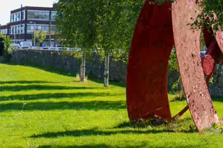 THIS RED METAL YOKE AT YORK ROAD IN THE DOCKLANDS [NEEDS A PAINT JOB]-240599-1