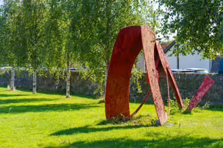 THIS RED METAL YOKE AT YORK ROAD IN THE DOCKLANDS [NEEDS A PAINT JOB]-240600-1