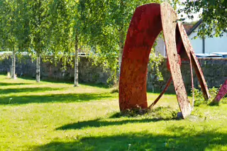 THIS RED METAL YOKE AT YORK ROAD IN THE DOCKLANDS [NEEDS A PAINT JOB]-240601-1