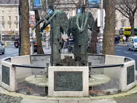 THE THOMAS DAVIS STATUE AND MEMORIAL FOUNTAIN [AND WHEN I GOT THERE THE WATER FEATURE WAS DRY]-229468-1