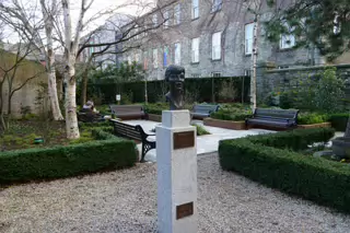 VERONICA GUERIN MEMORIAL AT DUBLIN CASTLE [SCULPTOR JOHN COLL]-228045-1