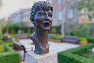 VERONICA GUERIN MEMORIAL AT DUBLIN CASTLE [SCULPTOR JOHN COLL]-228046-1