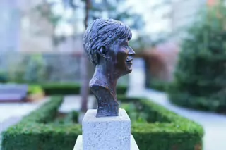 VERONICA GUERIN MEMORIAL AT DUBLIN CASTLE [SCULPTOR JOHN COLL]-228047-1