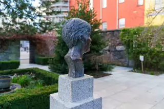 VERONICA GUERIN MEMORIAL AT DUBLIN CASTLE [SCULPTOR JOHN COLL]-228048-1