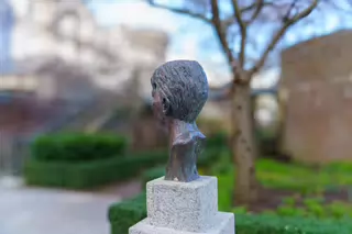 VERONICA GUERIN MEMORIAL AT DUBLIN CASTLE [SCULPTOR JOHN COLL]-228049-1