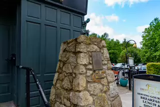 FAMINE MEMORIAL BY SCULPTOR JOHN MC KENNA [AT THE ENTRANCE TO THE DROPPING WELL PUB IN MILLTOWN]-239260-1