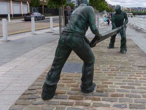 EXAMPLES OF PUBLIC ART IN LIMERICK Limerick City, located in Ireland, is a vibrant hub for public art. The city is home to a variety of public art forms,...
