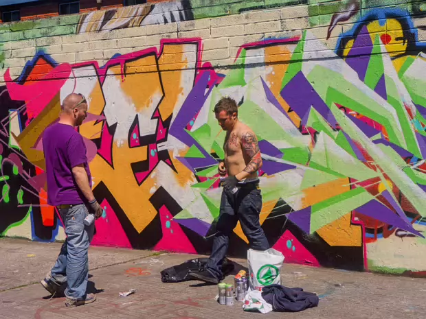 STREET ARTISTS AT WORK