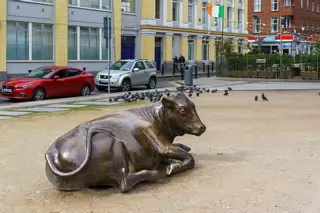 THE BRONZE COW WAS ENJOYING LIFE BACK IN 2016 [BUT IT IS NOW LONELY AS IT WAS RELOCATED TO WOOD QUAY]-233990-1