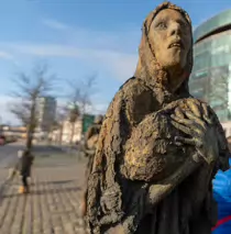FAMINE MEMORIAL AT CUSTOM HOUSE QUAY IN DUBLIN [PHOTOGRAPHED JANUARY 2019]-147580-1