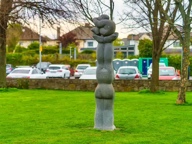 THE ARTIST AND THE SCULPTURE