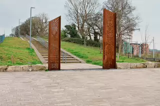 BISHOP STREET ENTRANCE TO TULLY PARK [COULD BE CORTEN STEEL SCULPTURES]-223578-1