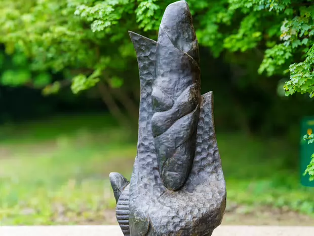 ABOUT THIS SCULPTURE