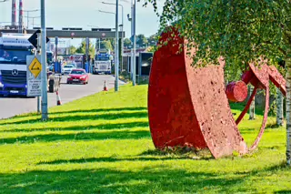 THIS RED METAL YOKE AT YORK ROAD IN THE DOCKLANDS [NEEDS A PAINT JOB]-240596-1