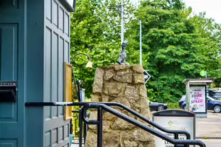 FAMINE MEMORIAL BY SCULPTOR JOHN MC KENNA [AT THE ENTRANCE TO THE DROPPING WELL PUB IN MILLTOWN]-239259-1