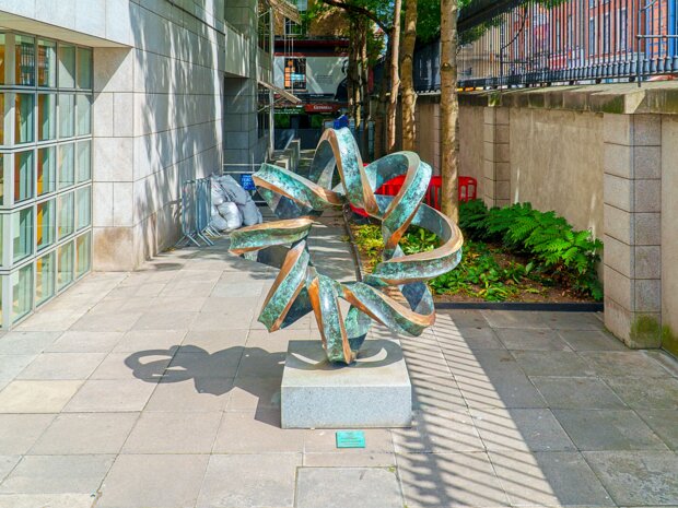 BY BRIAN KING EXAMPLES OF SCULPTURE BY THIS ARTIST