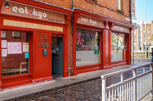 TEMPLE BAR WAS VERY COLOURFUL TODAY [IMMEDIATELY AFTER SOME REALLY INTENSE RAIN]-239055-1