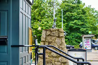 FAMINE MEMORIAL BY SCULPTOR JOHN MC KENNA [AT THE ENTRANCE TO THE DROPPING WELL PUB IN MILLTOWN]-239259-1