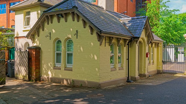 THE GATE LODGE There were actually two gate lodges associated with Belfast Botanic Gardens, both with interesting histories