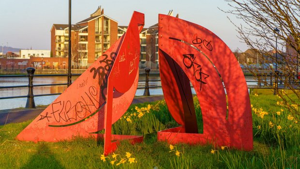 RED METAL SCULPTURE BY BOB SLOAN ALTERNATIVE SITE