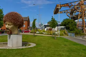 LUKE KELLY STATUE AND THE SHERIFF STREET LIFTING BRIDGE [GUILD STREET JULY 2024]-236461-1