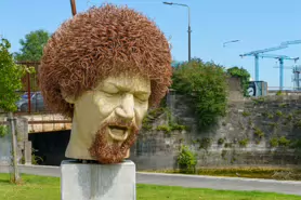 LUKE KELLY STATUE AND THE SHERIFF STREET LIFTING BRIDGE [GUILD STREET JULY 2024]-236466-1