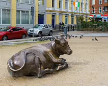 THE BRONZE COW WAS ENJOYING LIFE BACK IN 2016 [BUT IT IS NOW LONELY AS IT WAS RELOCATED TO WOOD QUAY]-233990-1