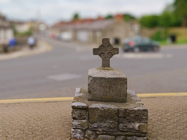 WHEN I FIRST ENCOUNTERED THIS SMALL CROSS I WAS UNABLE TO DETERMINE ITS PURPOSE OR HISTORY - KILKENNY The Butts Cross is located at Butts Green on the south-east side of the junction with Lord Edward Street, on the north...