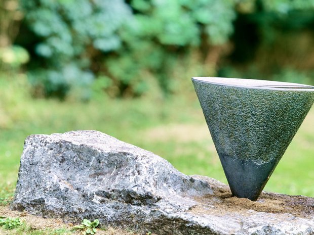 IS THIS A BLACK MARBLE SCULPTURE OR NOTHING MORE THAN STREET FURNITURE - KILKENNY The problem is that I have failed to determine if this just a piece of street furniture or a sculpture.