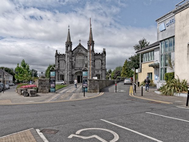 CHURCH AND GRAVE Kilkenny City, much like the rest of Ireland, has a deep-rooted history with religion, primarily Catholicism.