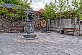 SCULPTURE ON VICAR STREET