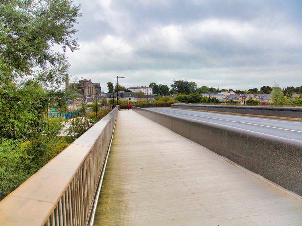 ST FRANCIS BRIDGE - KILKENNY The new bridge provides a direct route for cars and heavy vehicles right through the “Medieval Mile” of the city.