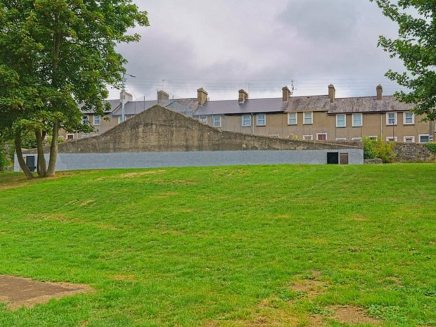 PUBLIC HANDBALL ALLEY AT MICHAEL STREET IN KILKENNY - KILKENNY From the 1880s to the 1970s handball was a popular sport in religious and military institutions and elswhere