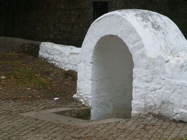 A NOT SO HOLY WELL IN KILKENNY IN AUGUST 2018 - KILKENNY In August 2018 a local told me that this was a holy well dedicated to St Bridget (that could apply to most of the wells...