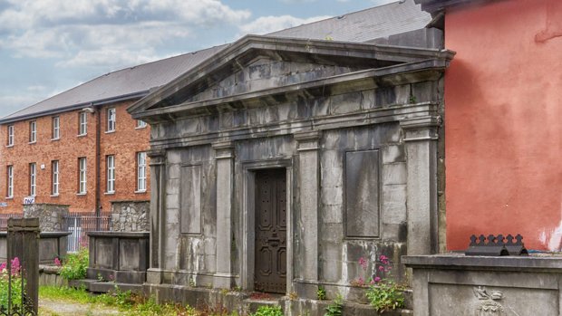 RUSSELL FAMILY MAUSOLEUM The Russell family, with roots in the Anglo-Norman conquest, has a rich history in Ireland. John Norris Russell, a...