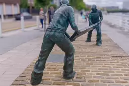 THE DOCKERS MONUMENT BY MICHAEL DUHAN [PHOTOGRAPHED IN 8 JUNE 2015]-233524-1