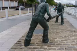 THE DOCKERS MONUMENT BY MICHAEL DUHAN [PHOTOGRAPHED IN 8 JUNE 2015]-233525-1