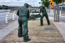 THE DOCKERS MONUMENT BY MICHAEL DUHAN [PHOTOGRAPHED IN 8 JUNE 2015]-233526-1